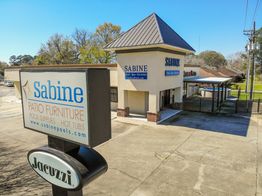 Standalone Retail Building with Showroom on Perkins Road: 11358 Perkins Rd, Baton Rouge, LA 70810